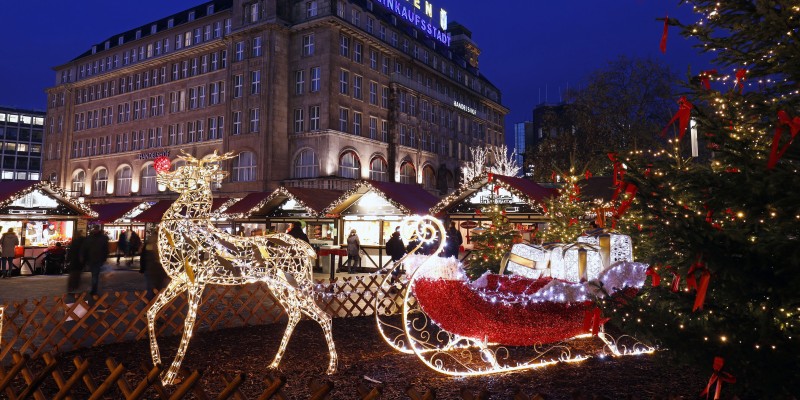 Rentier Rudolph empfängt die Weihnachtsmarktbesucher am Willy-Brandt-Platz
