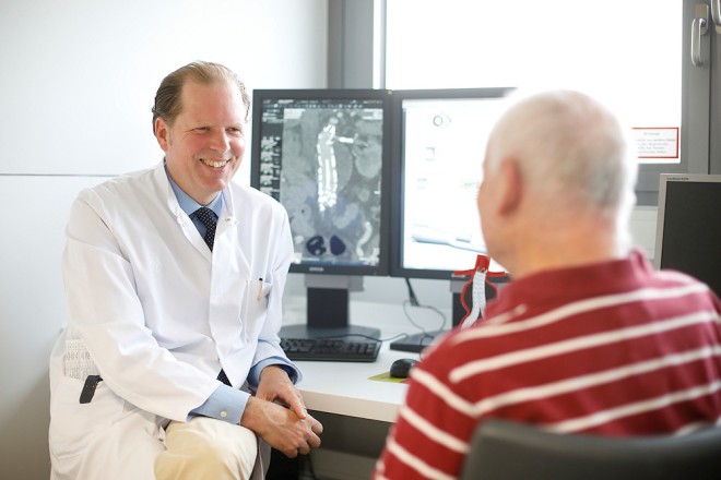 Foto: Chefarzt Dr. Thomas Nowak mit dem Essener Patienten Dieter Weske