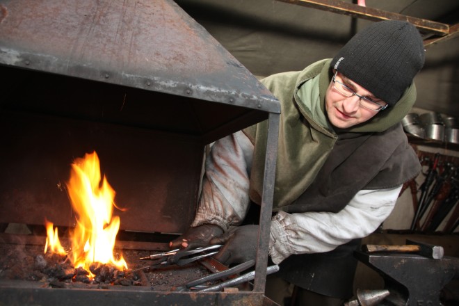 Foto: Schmied bei der Arbeit am offenen Feuer