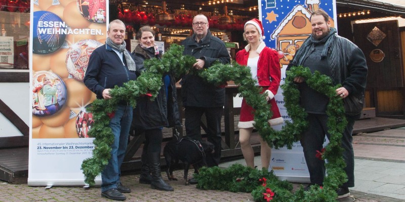  v.l.n.r. Albert Ritter (Präsident des Deutschen Schaustellerbunds e.V. und Schausteller des Internationalen Weihnachtsmarkts Essen), Amelie Hoff (Fachbereichsleiterin Veranstaltungen der EMG), Dieter Groppe (EMG-Geschäftsführer), die Weihnachts-Elfe Alicia und Christian Kelch (Marktleiter des Internationalen Weihnachtsmarktes Essen) freuen sich auf den 45. Internationalen Weihnachtsmarkt Essen.