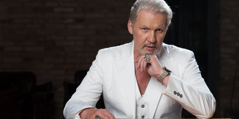 Künstlerfoto mit Johnny Logan