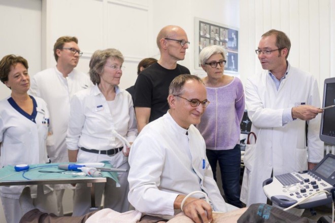 Foto: Prof. Johannes Hoffmann (Mitte) demonstriert seinen ärztlichen Kollegen Aortenscreening per Ultraschall.