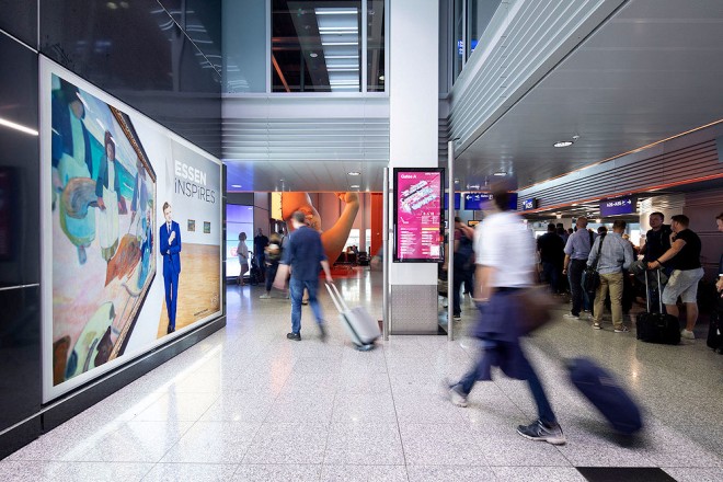 Foto: Hochglanz-Werbung für die Stadt Essen am Gate A des Düsseldorfer Flughafens