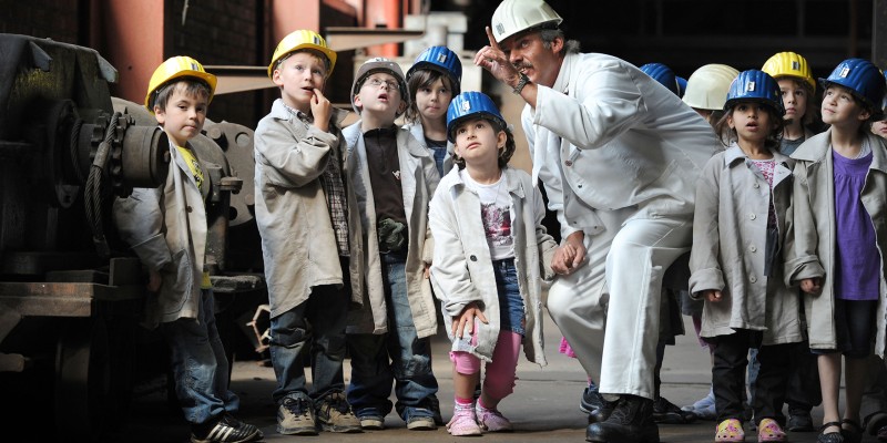 Bergmann mit Kindern bei einer Führung