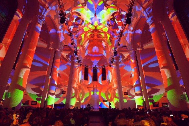 Das „Lichtgewitter“ in der Kreuzeskirche beim Essen Light Festival 2019.