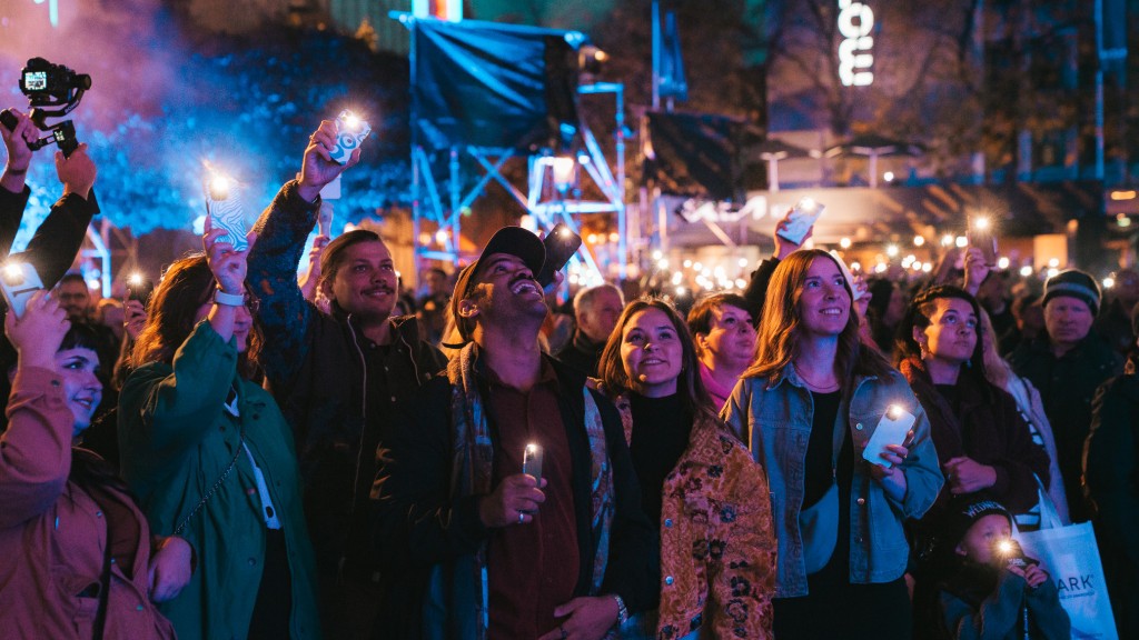 Begeisterte Besucher*innen auf dem Platz der Wünsche