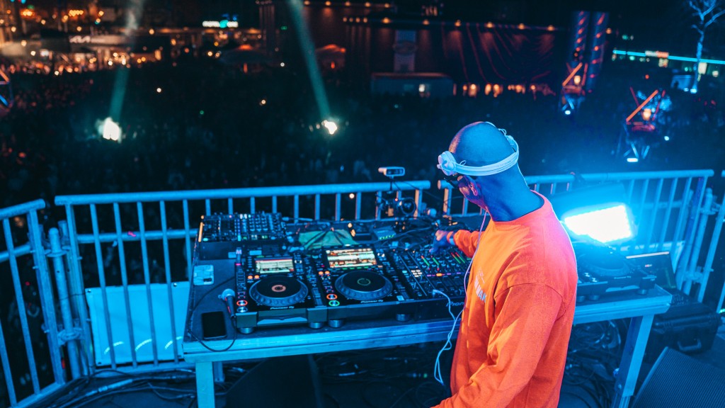 DJ MOGUAI bei der Eröffnung des Essen Light Festivals 2025 auf dem Platz der Wünsche