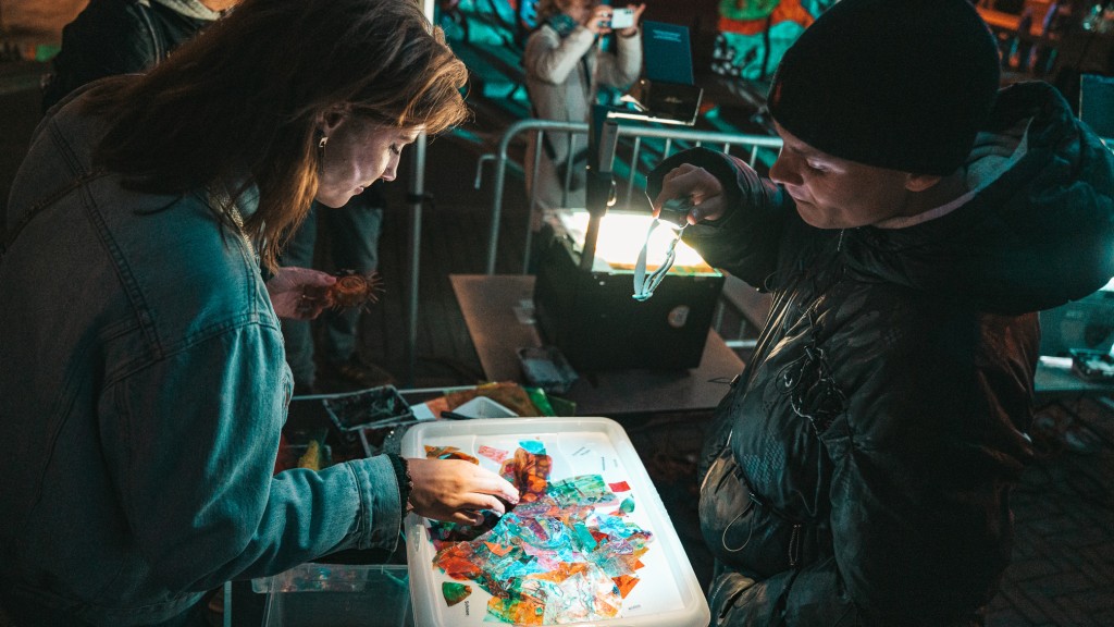 Eine Besucherin beteiligt sich an der interaktiven Installation „Fractions“