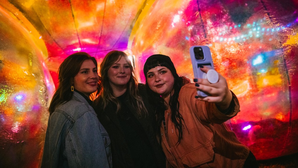 Besucherinnen machen ein Selfie an der Installation „Evanescent“
