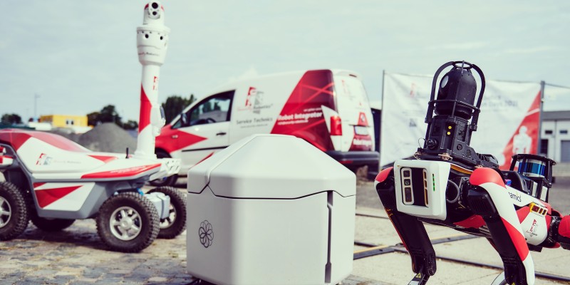 Die Roboter aus den USA gehen am 6. Mai im Einkaufszentrum Limbecker Platz auf Streife.