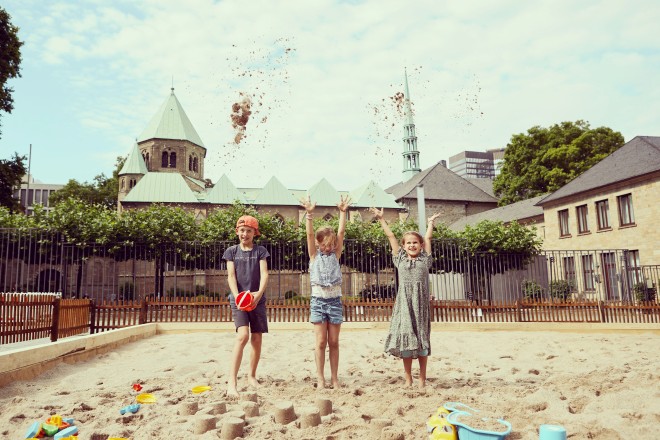 Charlotte, Lilly, Noah haben schon einmal den XXL-Citysandkasten auf dem Burgplatz getestet. Ab morgen, 1. Juli, ist er für alle Besucher*innen geöffnet. Spielspaß garantiert.