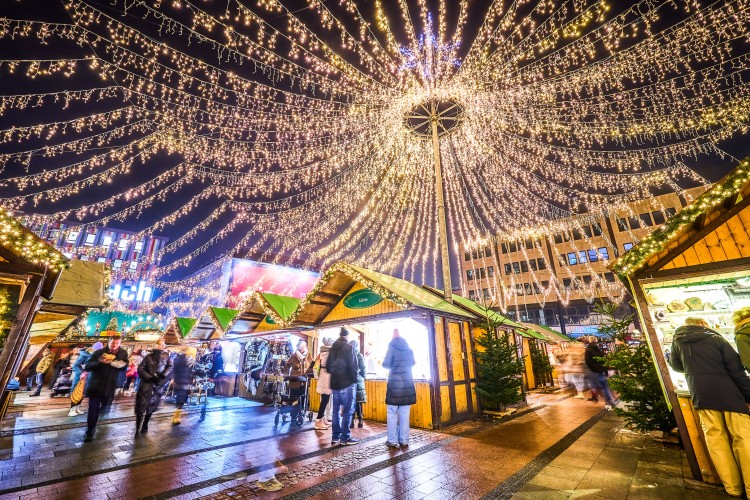 Wahrzeichen des Internationalen Weihnachtsmarkts Essen, die Lichtkrone &uuml;ber dem Kennedyplatz. Foto: Christian Deutscher-EMG 