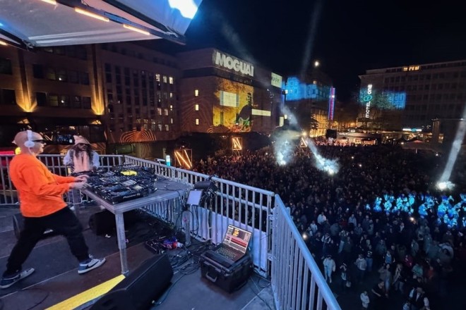 Zur Eröffnung des Essen Light Festivals verwandelte Star-DJ MOGUAI den Kennedyplatz in einen riesigen Open-Air-Club.