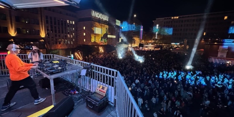 Zur Eröffnung des Essen Light Festivals verwandelte Star-DJ MOGUAI den Kennedyplatz in einen riesigen Open-Air-Club.