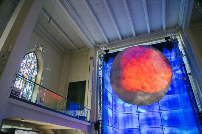 Bereits fertig aufgebaut: die Installation "Licht & Segen - Atonitry" in der Marktkirche