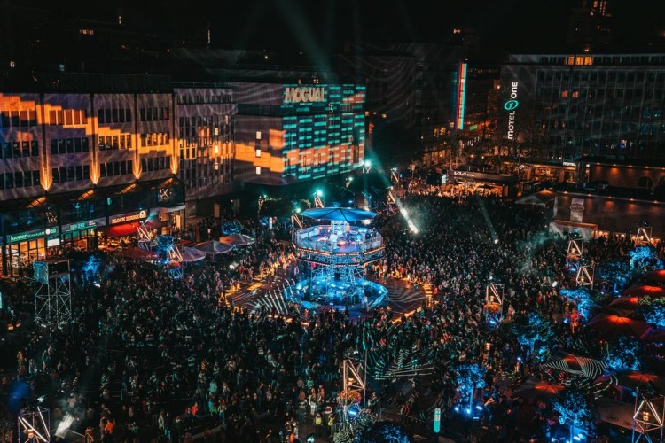 Am Eröffnungsabend brachte Star-DJ MOGUAI das Publikum auf dem Kennedyplatz zum Toben.