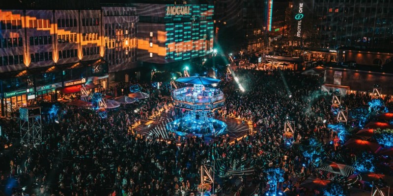Am Eröffnungsabend brachte Star-DJ MOGUAI das Publikum auf dem Kennedyplatz zum Toben.