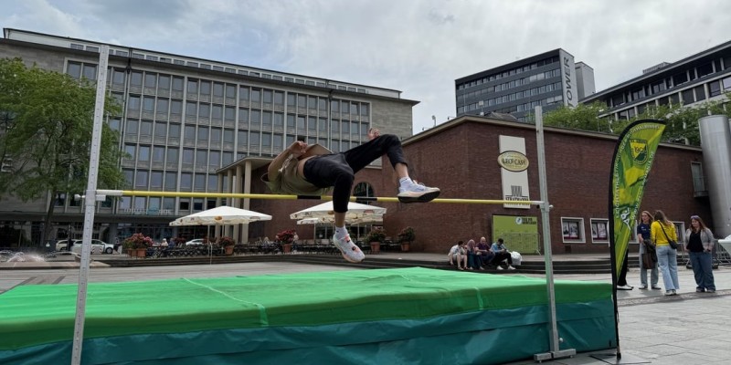 Hochsprung Europameister von 2018 Mateusz Przybylko übt schon mal auf dem Kennedyplatz für die 