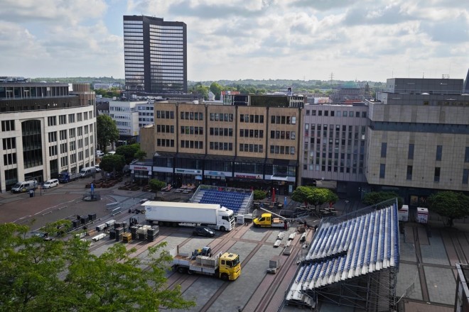Mitten in der Innenstadt entsteht eine Leichtathletik-Arena nach internationalen Standards mit Platz für rund 4.000 Zuschauer*innen. Am Wochenende werden hier die "Tage der Überflieger" ausgetragen.