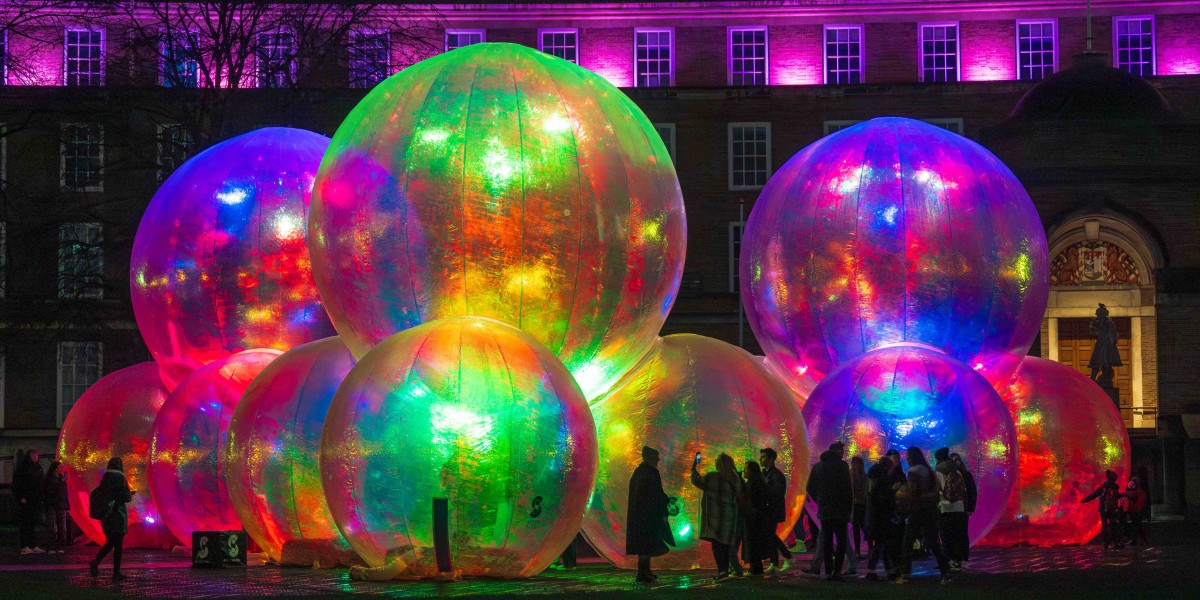 Perfekter Selfie-Spot: Die schillernden Seifenblasen der Installation "Evanescent".