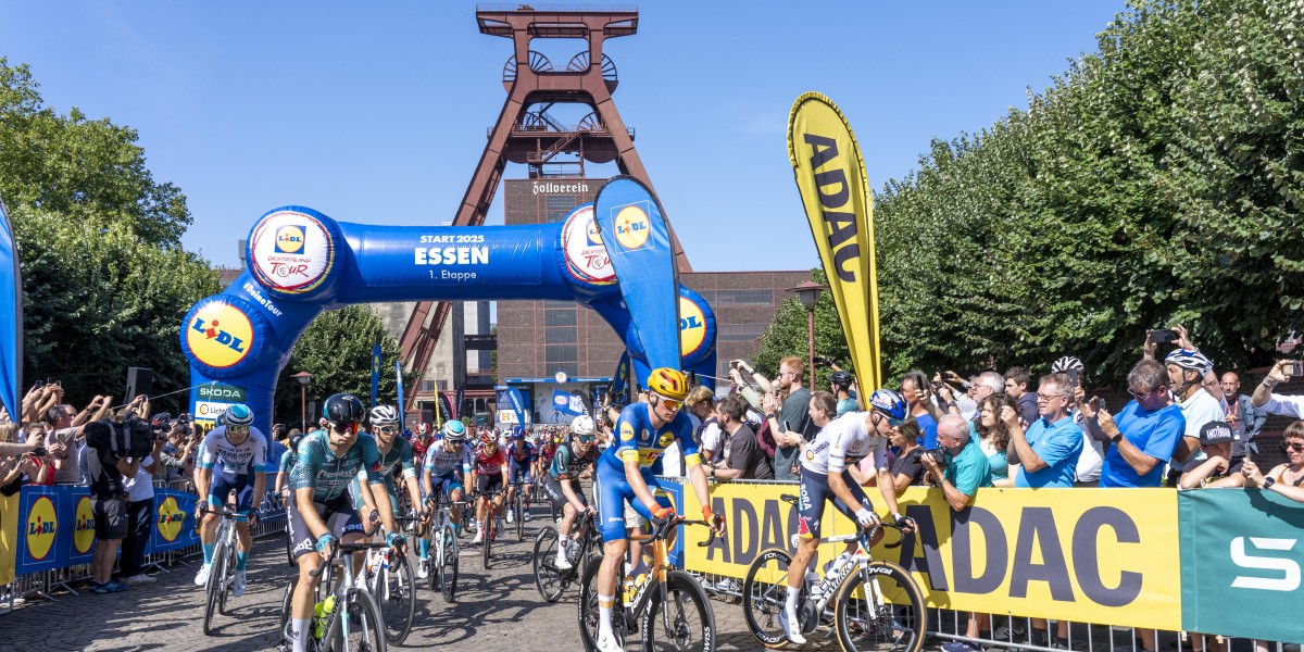 Vor dem Doppelbock des UNESCO Welterbes Zollverein startete am Donnerstagmittag die Lidl Deutschland Tour auf die erste Etappe. (Foto: Jochen Tack/Stiftung Zollverein)