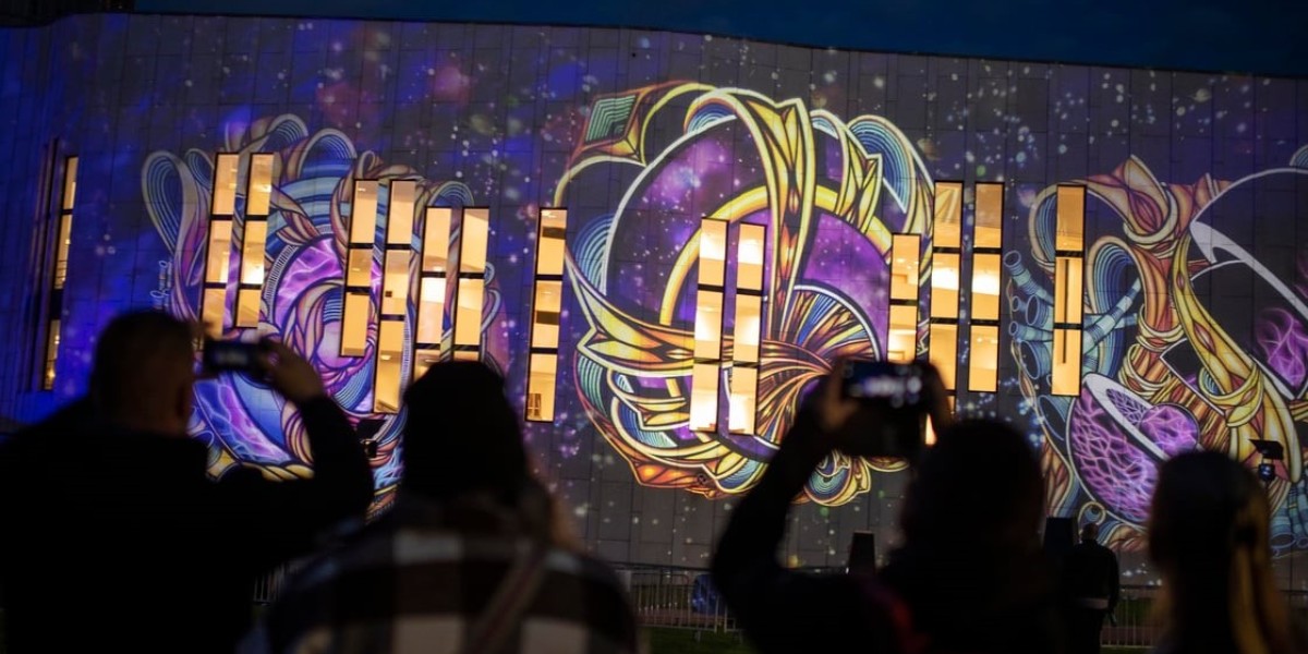 Bei "Nucleus Analogue Lightpaint" nutzte die ungarische Künstlergruppe Fényszóró Visual das Aalto Theater als Projektionsfläche