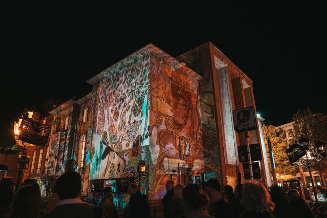 Das Mapping "Fractions" auf dem Grillo-Theater zog viele Besucher*innen an.