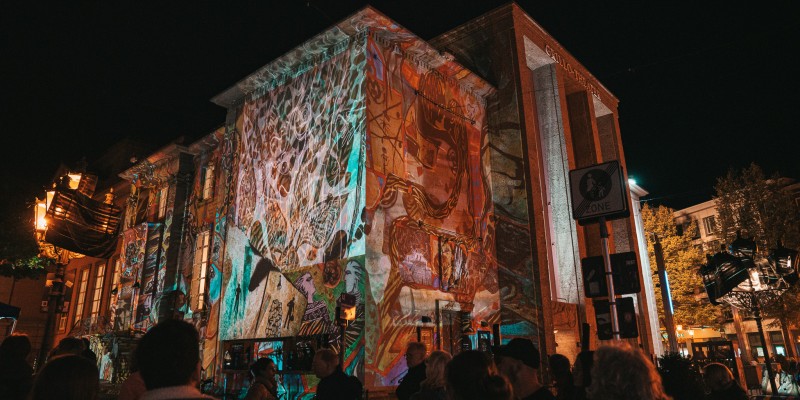 Das Mapping "Fractions" auf dem Grillo-Theater zog viele Besucher*innen an.