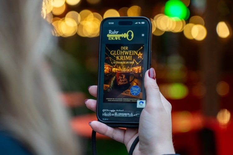 Ein Smartphone ist das wichtigste Utensil für den "Glühwein-Krimi", das neue Outdoor Escape Game auf dem Internationalen Weihnachtsmarkt Essen.
