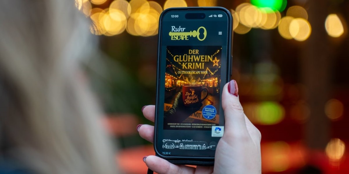 Ein Smartphone ist das wichtigste Utensil für den "Glühwein-Krimi", das neue Outdoor Escape Game auf dem Internationalen Weihnachtsmarkt Essen.