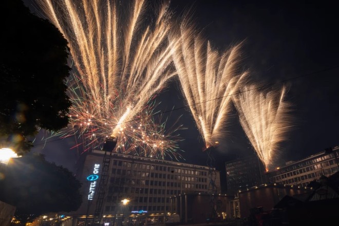 Muss wegen der Wetteraussichten leider ausfallen – das traditionelle Feuerwerk auf dem Kennedyplatz zur Eröffnung der 76. Essener Lichtwochen. 