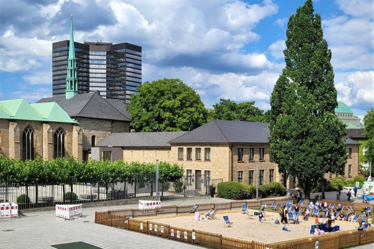 Der XXL-Citysandkasten auf dem Burgplatz ist ab Freitag wieder geöffnet. Foto: Christian Kelch / EMG 