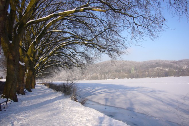 Als Teil der XMAS Express-Tour kommen die Teilnehmenden in den Genuss einer zweistündigen Rundfahrt über den winterlichen Baldeneysee. (Foto: Weisse Flotte Baldeney)