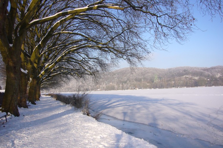 Als Teil der XMAS Express-Tour kommen die Teilnehmenden in den Genuss einer zweistündigen Rundfahrt über den winterlichen Baldeneysee. (Foto: Weisse Flotte Baldeney)