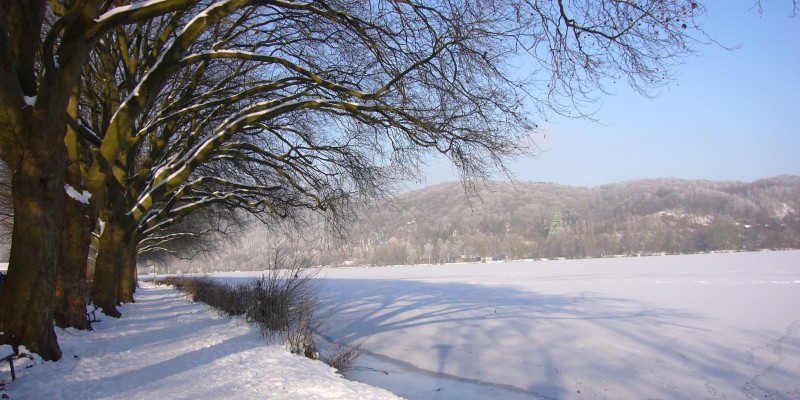 Als Teil der XMAS Express-Tour kommen die Teilnehmenden in den Genuss einer zweistündigen Rundfahrt über den winterlichen Baldeneysee. (Foto: Weisse Flotte Baldeney)