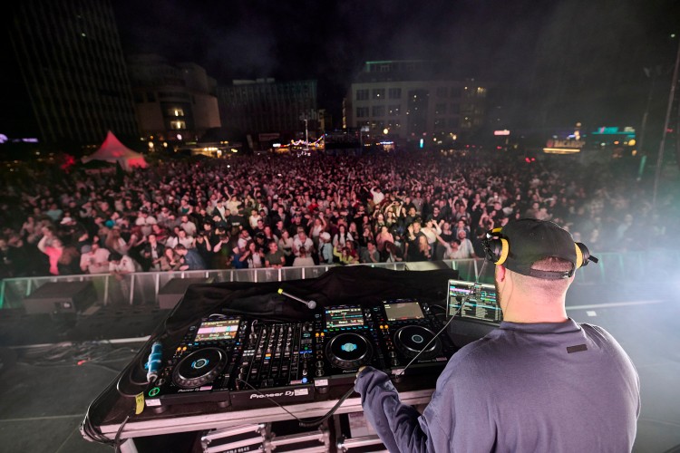 Am Freitagabend wird der Kennedyplatz wieder zur gr&ouml;&szlig;ten Partyzone der Stadt. In diesem Jahr bringt die EMG gemeinsam mit dem "SMAG Sundance Festival" DJ "YouNotUS" auf die B&uuml;hne. 