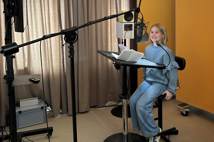 Die 11-j&auml;hrige Charlotte hatte viel Spa&szlig; im Tonstudio beim Einsprechen der neuen Erlebnistour f&uuml;r Kinder.