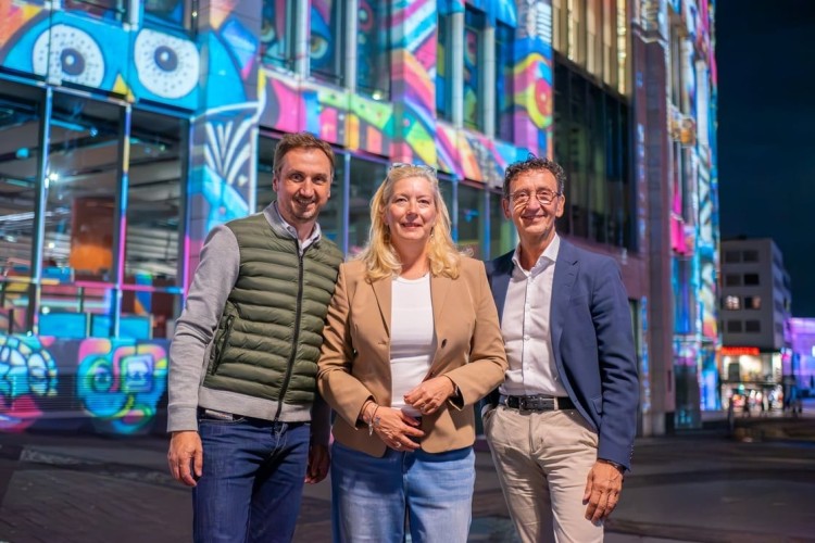 v. l. n. r. Richard R&ouml;hrhoff (Gesch&auml;ftsf&uuml;hrer der EMG), Julia Jacob (1. B&uuml;rgermeisterin der Stadt Essen) und Dr. Christian Drepper (Pressesprecher des Essen Light Festival-Hauptsponsors E.ON SE) konnten sich gestern Abend, 27. September, auf dem Kennedyplatz einen ersten Eindruck von der eindrucksvollen Projektion "Diving in the Sea of Colors" machen. 