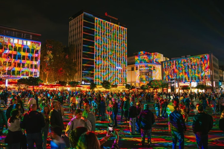 Ein Publikumsliebling des diesj&auml;hrigen Essen Light Festivals: die Projektion "Diving in the Sea of Colors" auf dem Kennedyplatz