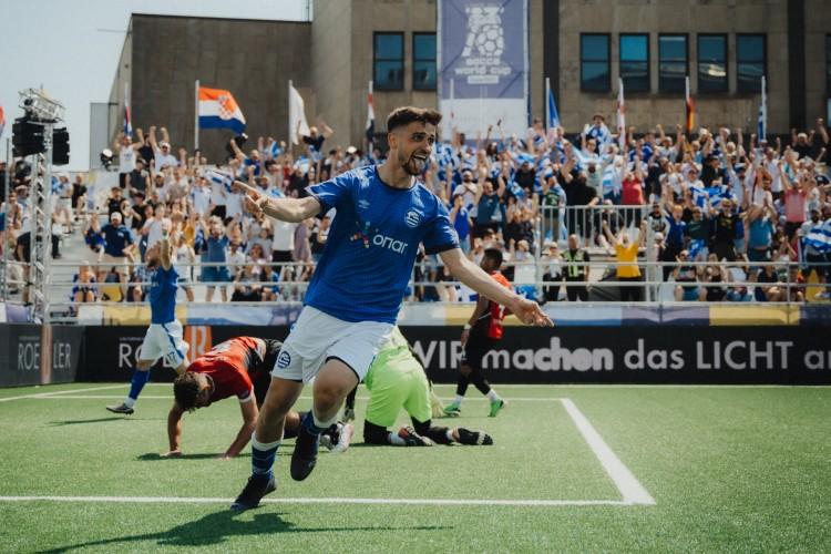 Wer beim &bdquo;natural elements SOCCA World Cup 2026&ldquo; als Volunteer mitmacht, kann sich auf ein wahres Sommerm&auml;rchen in der Essener City freuen. Hier der Jubel des griechischen Torsch&uuml;tzen Rafael Tusha beim SOCCA World Cup 2023. (Foto: Felix Steiner)