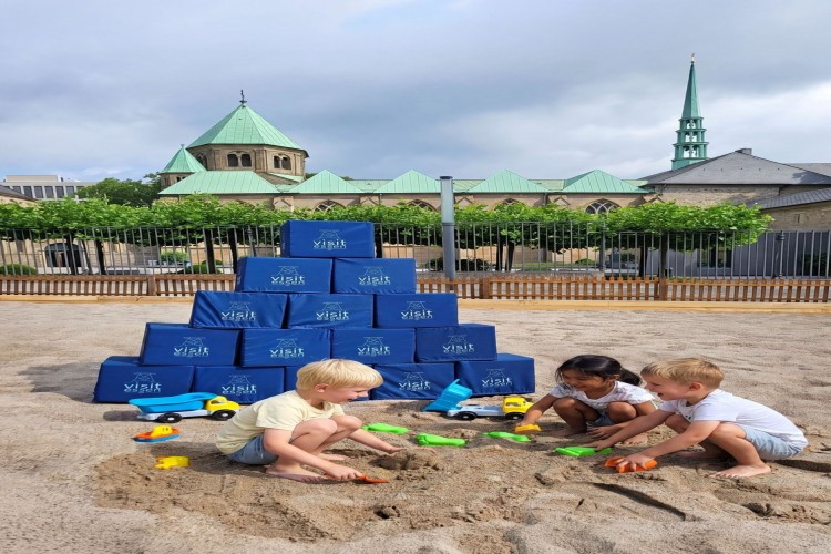 Spielspa&szlig; satt erwartet alle Kids ab morgen im XXL-Citysandkasten auf dem Burgplatz. 
