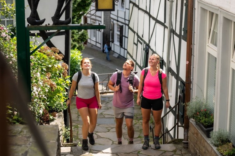 Beim 3. &bdquo;Tag der Steige&ldquo; geht es f&uuml;r die Wander*innen auch durch die pittoreske Kettwiger Altstadt. (Foto: Mike Henning / EMG)