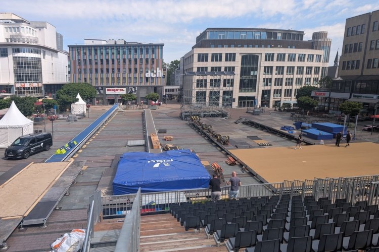 Derzeit laufen auf dem Kennedyplatz die letzten Aufbauarbeiten f&uuml;r die "Tage der &Uuml;berflieger", die am Samstag starten. 