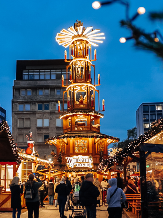 De “Kerstpiramide van Essen” op het Willy-Brandt-Platz