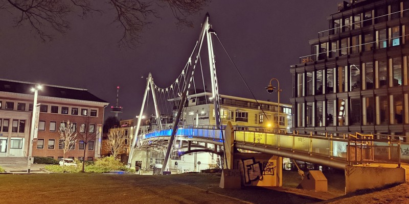 Foto: Illuminierte Folkwang-Brücke bei Nacht