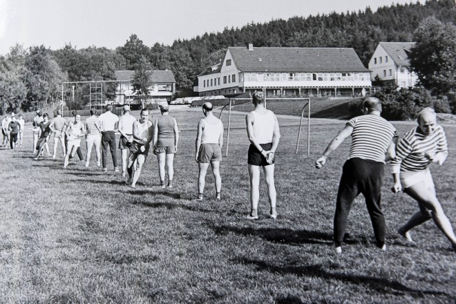 historische Aufnahme junger Sportler auf der Wiese