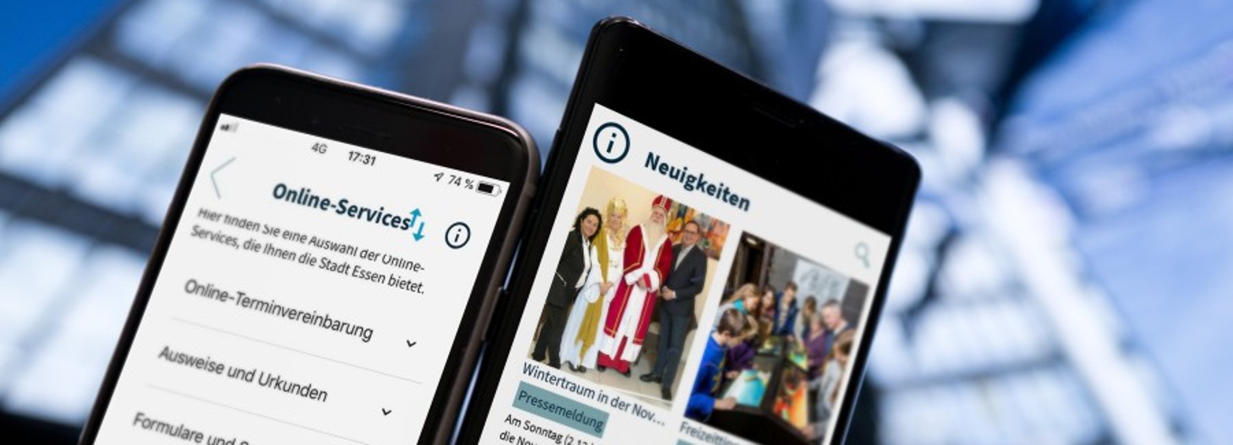 Foto: Essen To Go App auf Handy vor Rathaushintergrund