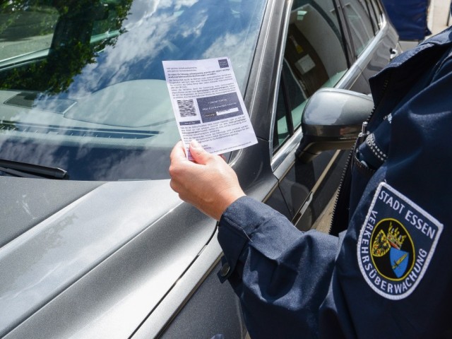Foto: Knöllchen mit QR-Code von Außendienstmitarbeitenden