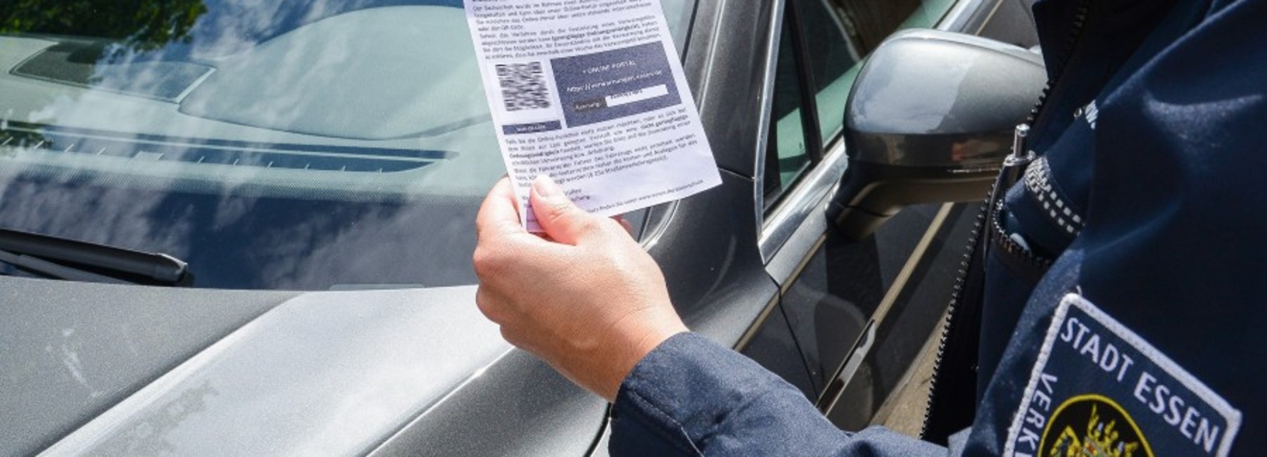 Foto: Knöllchen mit QR-Code von Außendienstmitarbeitenden