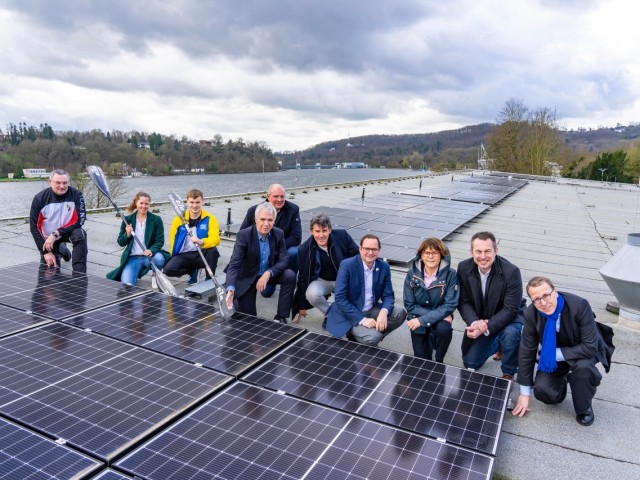 Foto: Unterstützende Personen an der Photovoltaik Anlage am Regattahaus